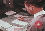 Immagine di Esaminatore di documenti di laboratorio dell'FBI Quantico Virginia USA, 1967, secondo 48 filmato di repertorio 65675080601