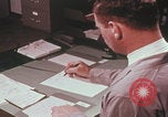Immagine di Esaminatore di documenti di laboratorio dell'FBI Quantico Virginia USA, 1967, secondo 49 filmato di repertorio 65675080601