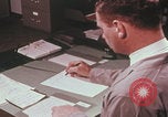 Immagine di Esaminatore di documenti di laboratorio dell'FBI Quantico Virginia USA, 1967, secondo 51 filmato di repertorio 65675080601