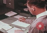 Immagine di Esaminatore di documenti di laboratorio dell'FBI Quantico Virginia USA, 1967, secondo 52 filmato di repertorio 65675080601