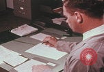 Immagine di Esaminatore di documenti di laboratorio dell'FBI Quantico Virginia USA, 1967, secondo 56 filmato di repertorio 65675080601