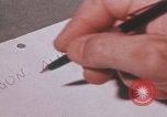 Immagine di Esaminatore di documenti di laboratorio dell'FBI Quantico Virginia USA, 1967, secondo 57 filmato di repertorio 65675080601