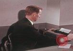 Image Travail d'examinateur de laboratoire du FBI United States USA, 1967, de la seconde 19 séquences d'archives historiques vidéo 65675080602