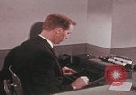 Image Travail d'examinateur de laboratoire du FBI United States USA, 1967, de la seconde 24 séquences d'archives historiques vidéo 65675080602