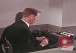 Image Travail d'examinateur de laboratoire du FBI United States USA, 1967, de la seconde 26 séquences d'archives historiques vidéo 65675080602