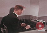 Image Travail d'examinateur de laboratoire du FBI United States USA, 1967, de la seconde 27 séquences d'archives historiques vidéo 65675080602