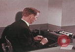 Image Travail d'examinateur de laboratoire du FBI United States USA, 1967, de la seconde 28 séquences d'archives historiques vidéo 65675080602