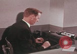 Image Travail d'examinateur de laboratoire du FBI United States USA, 1967, de la seconde 30 séquences d'archives historiques vidéo 65675080602