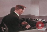 Image Travail d'examinateur de laboratoire du FBI United States USA, 1967, de la seconde 35 séquences d'archives historiques vidéo 65675080602
