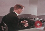 Image Travail d'examinateur de laboratoire du FBI United States USA, 1967, de la seconde 39 séquences d'archives historiques vidéo 65675080602