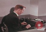 Image Travail d'examinateur de laboratoire du FBI United States USA, 1967, de la seconde 40 séquences d'archives historiques vidéo 65675080602