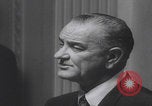 Standbild Pressekonferenz von Präsident Johnson Washington DC USA, 1965, aus Sekunde 5 historischem Filmmaterial Videoclip 65675080611