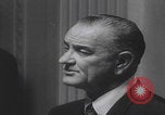 Standbild Pressekonferenz von Präsident Johnson Washington DC USA, 1965, aus Sekunde 6 historischem Filmmaterial Videoclip 65675080611