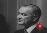 Standbild Pressekonferenz von Präsident Johnson Washington DC USA, 1965, aus Sekunde 7 historischem Filmmaterial Videoclip 65675080611