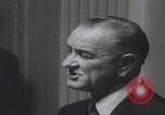 Standbild Pressekonferenz von Präsident Johnson Washington DC USA, 1965, aus Sekunde 9 historischem Filmmaterial Videoclip 65675080611