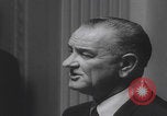 Standbild Pressekonferenz von Präsident Johnson Washington DC USA, 1965, aus Sekunde 10 historischem Filmmaterial Videoclip 65675080611