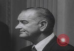 Standbild Pressekonferenz von Präsident Johnson Washington DC USA, 1965, aus Sekunde 11 historischem Filmmaterial Videoclip 65675080611