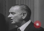 Standbild Pressekonferenz von Präsident Johnson Washington DC USA, 1965, aus Sekunde 12 historischem Filmmaterial Videoclip 65675080611