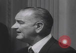 Standbild Pressekonferenz von Präsident Johnson Washington DC USA, 1965, aus Sekunde 13 historischem Filmmaterial Videoclip 65675080611