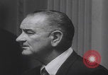 Standbild Pressekonferenz von Präsident Johnson Washington DC USA, 1965, aus Sekunde 14 historischem Filmmaterial Videoclip 65675080611