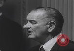 Standbild Pressekonferenz von Präsident Johnson Washington DC USA, 1965, aus Sekunde 15 historischem Filmmaterial Videoclip 65675080611