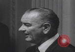 Standbild Pressekonferenz von Präsident Johnson Washington DC USA, 1965, aus Sekunde 16 historischem Filmmaterial Videoclip 65675080611