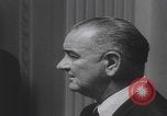 Standbild Pressekonferenz von Präsident Johnson Washington DC USA, 1965, aus Sekunde 17 historischem Filmmaterial Videoclip 65675080611
