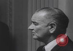 Standbild Pressekonferenz von Präsident Johnson Washington DC USA, 1965, aus Sekunde 18 historischem Filmmaterial Videoclip 65675080611
