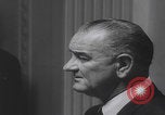 Standbild Pressekonferenz von Präsident Johnson Washington DC USA, 1965, aus Sekunde 19 historischem Filmmaterial Videoclip 65675080611
