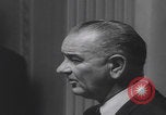Standbild Pressekonferenz von Präsident Johnson Washington DC USA, 1965, aus Sekunde 20 historischem Filmmaterial Videoclip 65675080611
