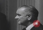 Standbild Pressekonferenz von Präsident Johnson Washington DC USA, 1965, aus Sekunde 21 historischem Filmmaterial Videoclip 65675080611