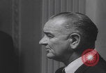 Standbild Pressekonferenz von Präsident Johnson Washington DC USA, 1965, aus Sekunde 22 historischem Filmmaterial Videoclip 65675080611