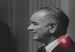 Standbild Pressekonferenz von Präsident Johnson Washington DC USA, 1965, aus Sekunde 23 historischem Filmmaterial Videoclip 65675080611