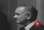Standbild Pressekonferenz von Präsident Johnson Washington DC USA, 1965, aus Sekunde 24 historischem Filmmaterial Videoclip 65675080611