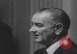Standbild Pressekonferenz von Präsident Johnson Washington DC USA, 1965, aus Sekunde 25 historischem Filmmaterial Videoclip 65675080611