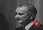 Standbild Pressekonferenz von Präsident Johnson Washington DC USA, 1965, aus Sekunde 26 historischem Filmmaterial Videoclip 65675080611
