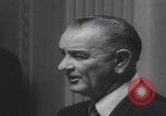Standbild Pressekonferenz von Präsident Johnson Washington DC USA, 1965, aus Sekunde 27 historischem Filmmaterial Videoclip 65675080611