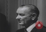 Standbild Pressekonferenz von Präsident Johnson Washington DC USA, 1965, aus Sekunde 28 historischem Filmmaterial Videoclip 65675080611