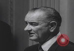 Standbild Pressekonferenz von Präsident Johnson Washington DC USA, 1965, aus Sekunde 29 historischem Filmmaterial Videoclip 65675080611