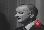 Standbild Pressekonferenz von Präsident Johnson Washington DC USA, 1965, aus Sekunde 30 historischem Filmmaterial Videoclip 65675080611