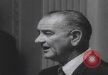 Standbild Pressekonferenz von Präsident Johnson Washington DC USA, 1965, aus Sekunde 31 historischem Filmmaterial Videoclip 65675080611