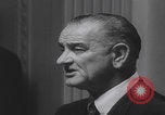 Standbild Pressekonferenz von Präsident Johnson Washington DC USA, 1965, aus Sekunde 32 historischem Filmmaterial Videoclip 65675080611