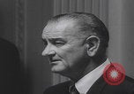 Standbild Pressekonferenz von Präsident Johnson Washington DC USA, 1965, aus Sekunde 33 historischem Filmmaterial Videoclip 65675080611