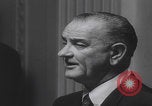 Standbild Pressekonferenz von Präsident Johnson Washington DC USA, 1965, aus Sekunde 34 historischem Filmmaterial Videoclip 65675080611
