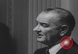Standbild Pressekonferenz von Präsident Johnson Washington DC USA, 1965, aus Sekunde 35 historischem Filmmaterial Videoclip 65675080611