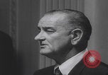 Standbild Pressekonferenz von Präsident Johnson Washington DC USA, 1965, aus Sekunde 36 historischem Filmmaterial Videoclip 65675080611