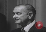 Standbild Pressekonferenz von Präsident Johnson Washington DC USA, 1965, aus Sekunde 37 historischem Filmmaterial Videoclip 65675080611