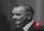 Standbild Pressekonferenz von Präsident Johnson Washington DC USA, 1965, aus Sekunde 38 historischem Filmmaterial Videoclip 65675080611