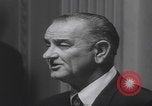 Standbild Pressekonferenz von Präsident Johnson Washington DC USA, 1965, aus Sekunde 39 historischem Filmmaterial Videoclip 65675080611