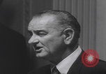 Standbild Pressekonferenz von Präsident Johnson Washington DC USA, 1965, aus Sekunde 40 historischem Filmmaterial Videoclip 65675080611